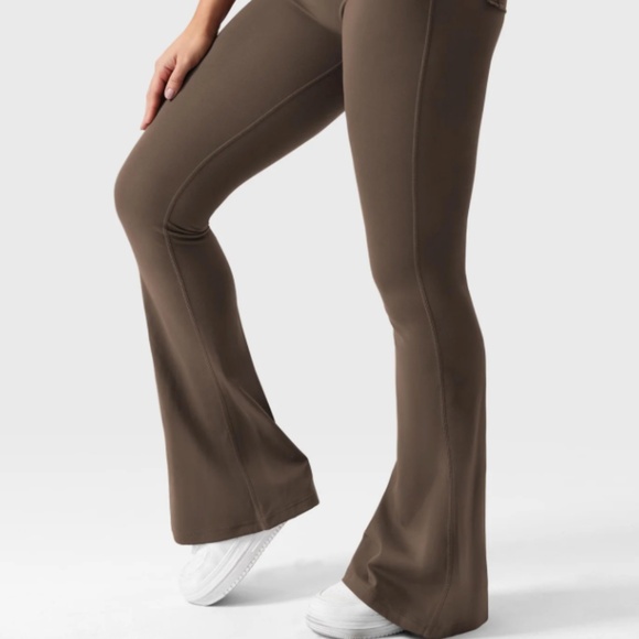 Yeoreo Brittany 30" Flared Leggings with Pocket - Picture 6 of 6